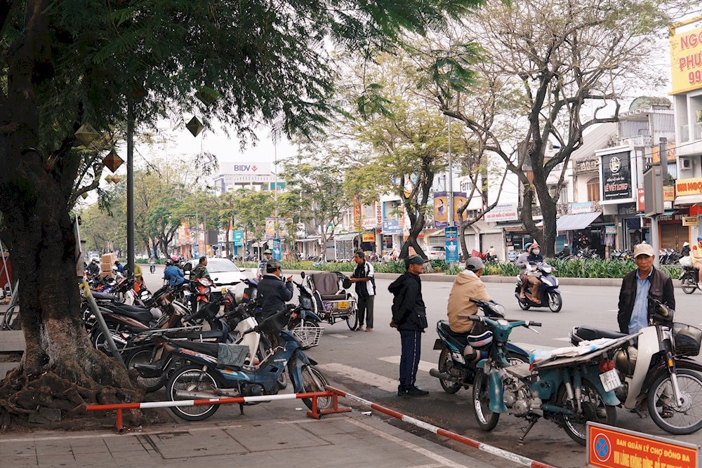 Bạn có thể di chuyển bằng xe máy, xích lô, taxi, hoặc đi bộ đến chợ